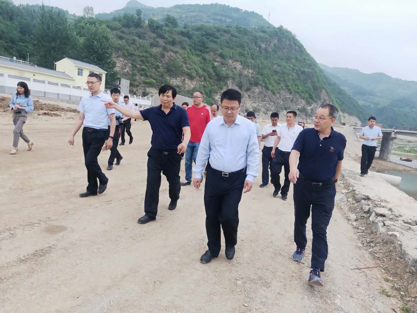 商洛市市委副書記李豫琦帶隊調(diào)研水環(huán)境公司戶家塬污水處理廠項目建設工作.jpg