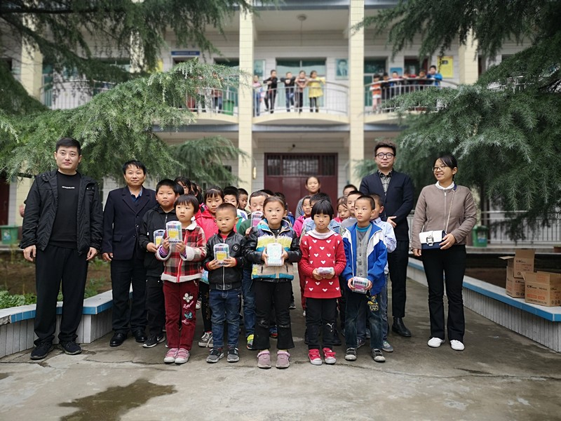 1571011688652479Y1VD.jpg 慰問活動(dòng)_副本.jpg