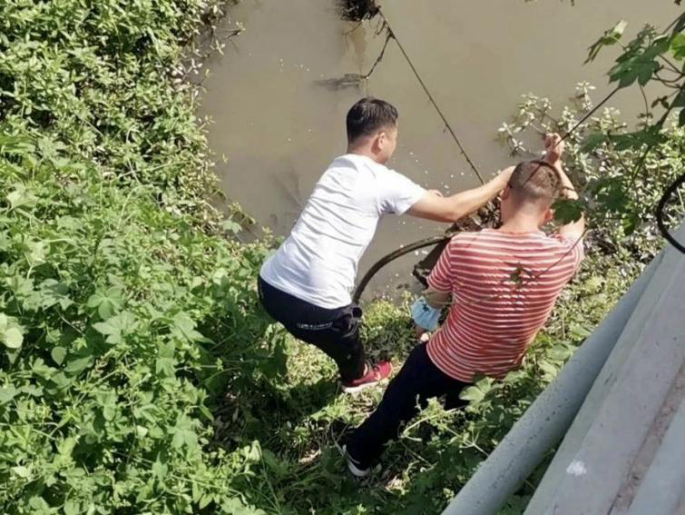 水質自動監測站工作人員雨后及時校準水泵位置.png