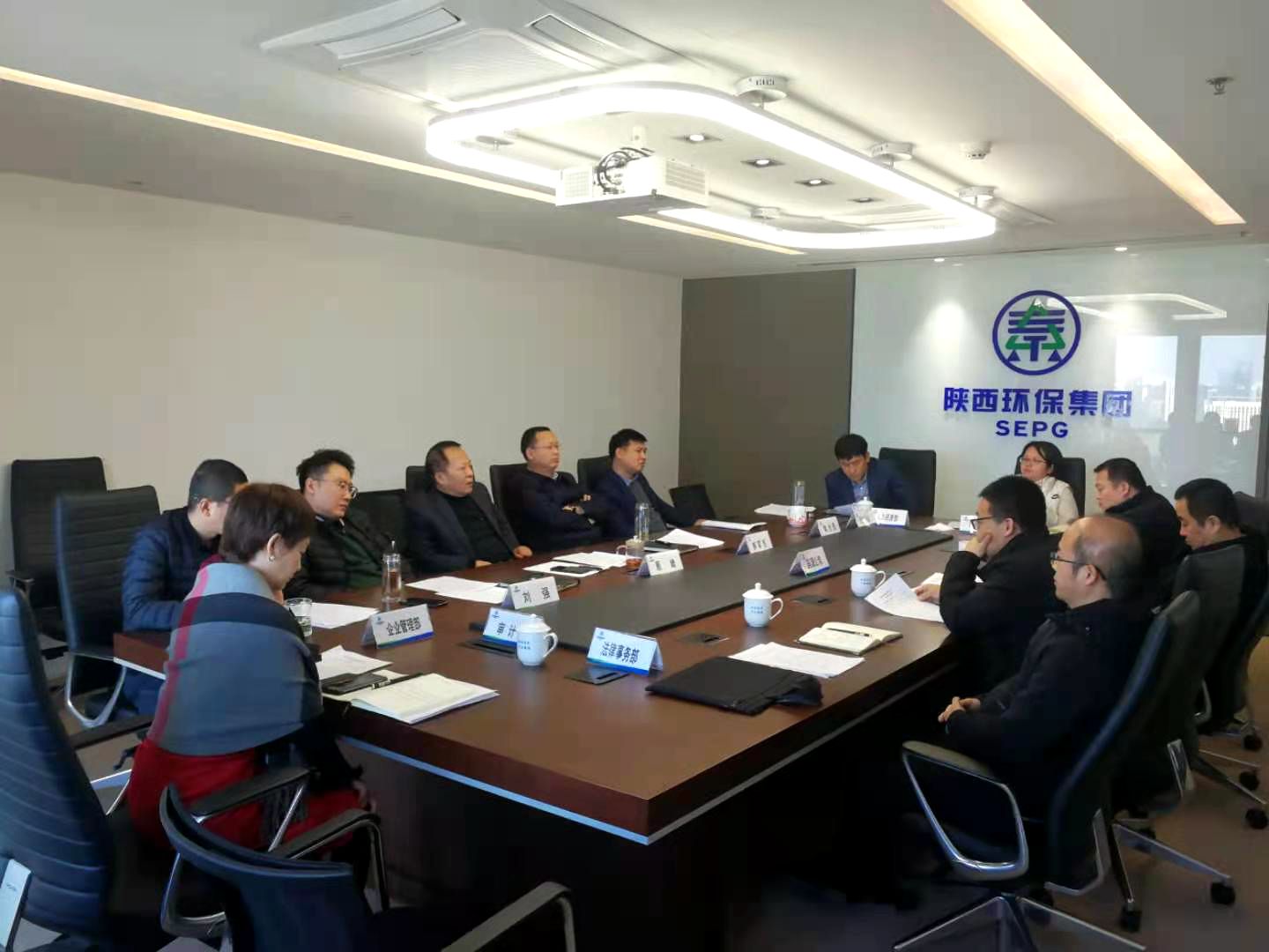 關(guān)于召開國源公司下屬清潔能源公司及榆林項(xiàng)目招標(biāo)事宜專題匯報(bào)會(huì)議照片.jpg