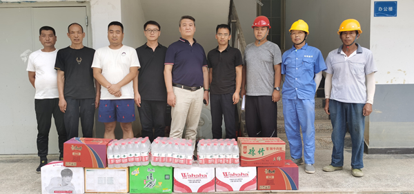 生態(tài)公司慰問黃龍河項目圖片_副本.jpg