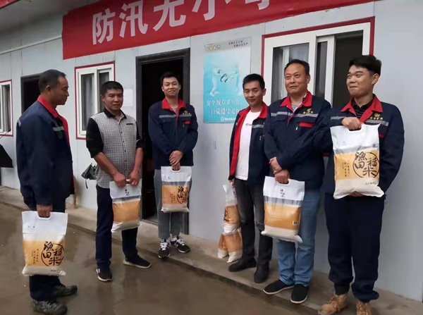 鼎豐礦業公司開展中秋慰問活動(1)(1)_副本.jpg