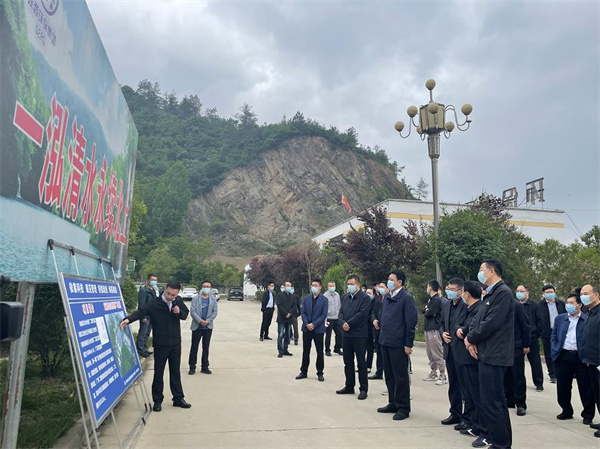 省政協港澳臺僑和外事委主任閆超英到水環境公司商南縣污水處理廠調研.jpg